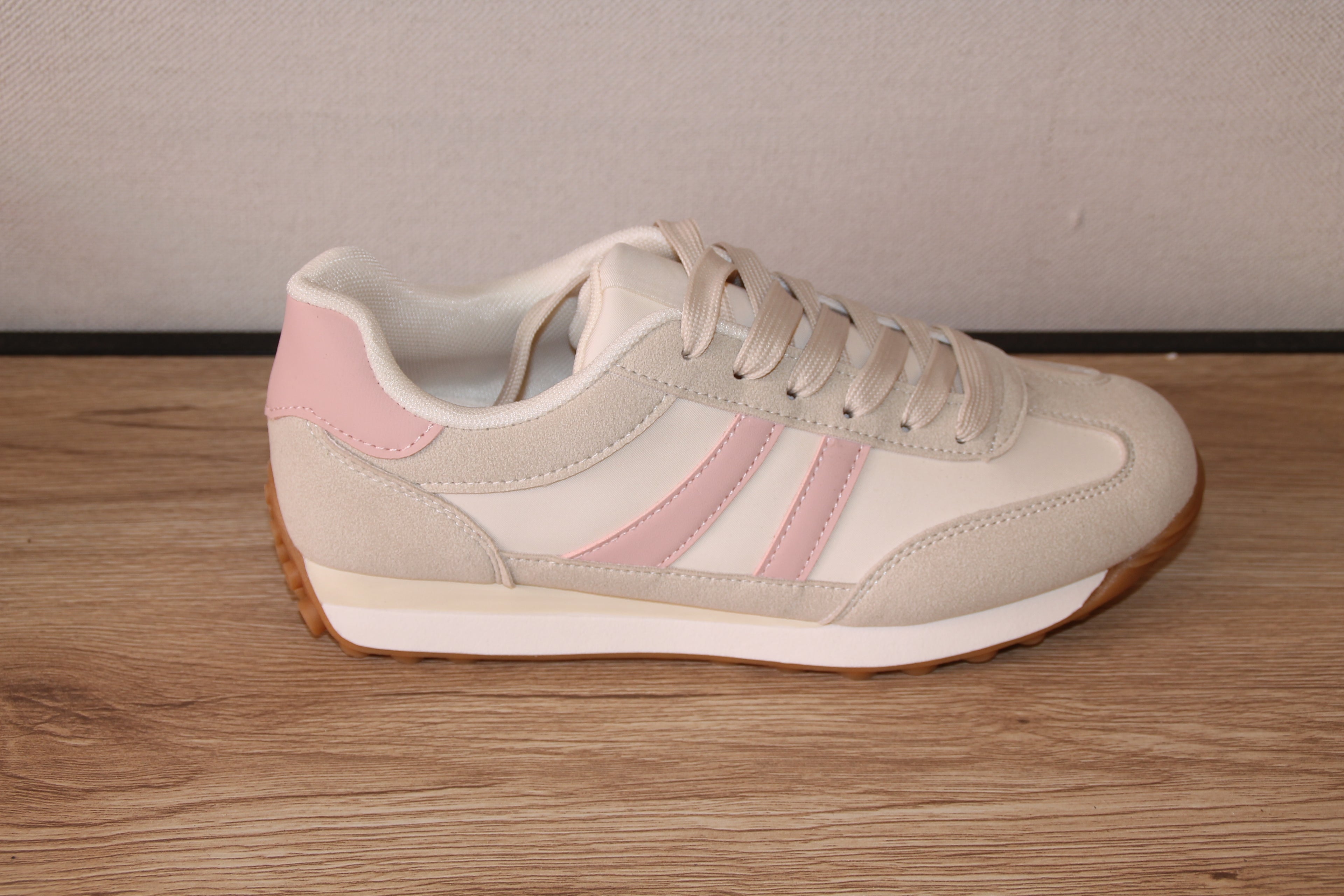 Basket rétro bicolore beige et rose