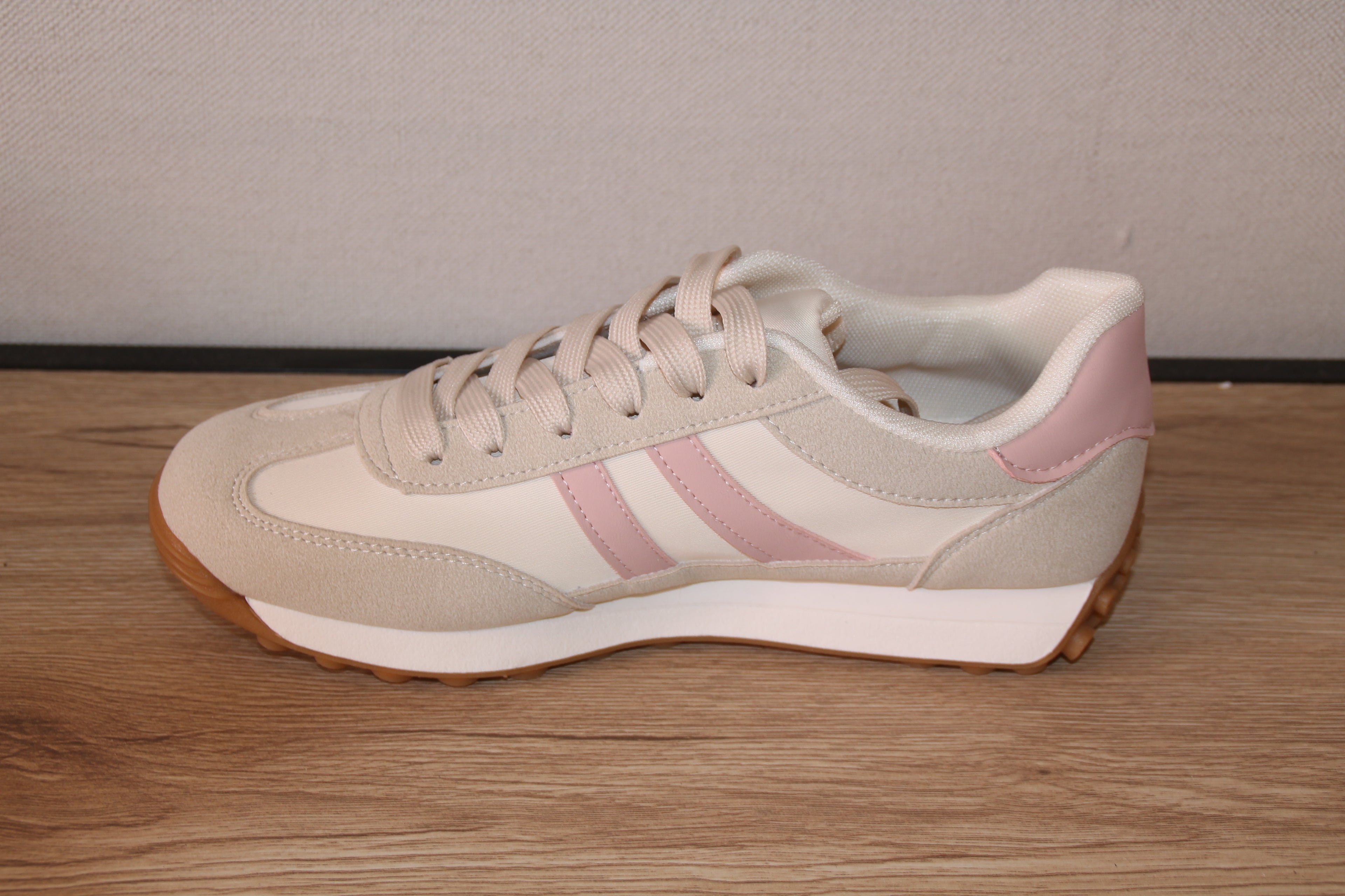 Basket rétro bicolore beige et rose