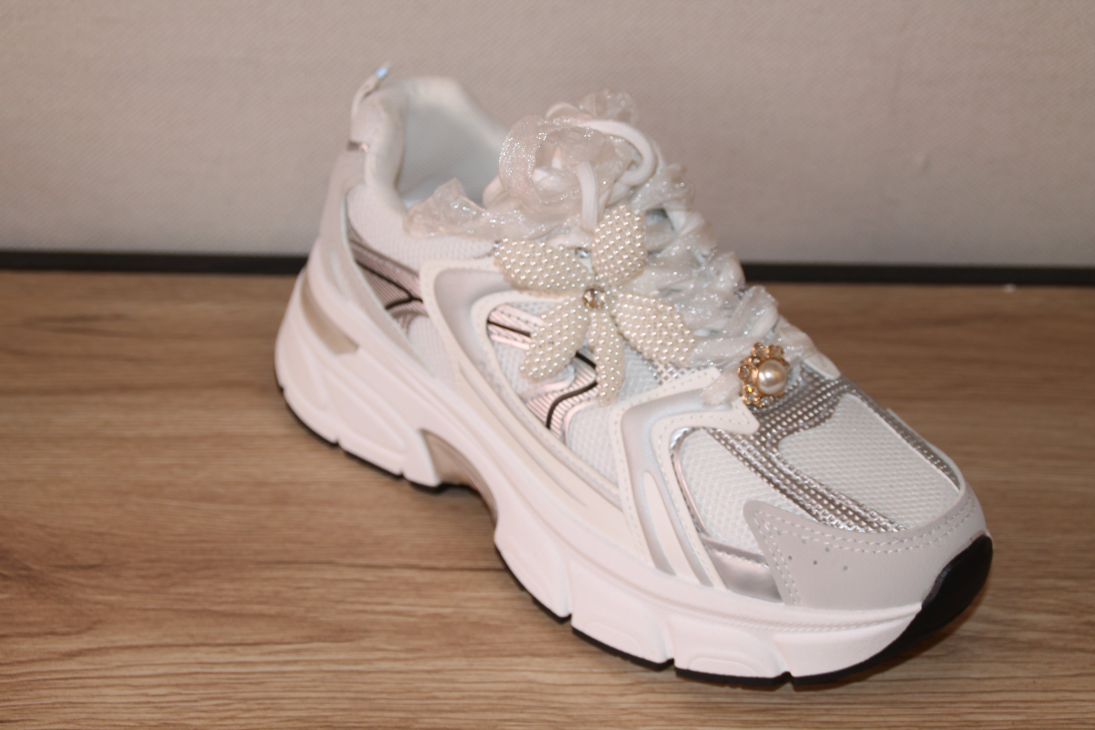 Basket chunky blanche ornée de perles
