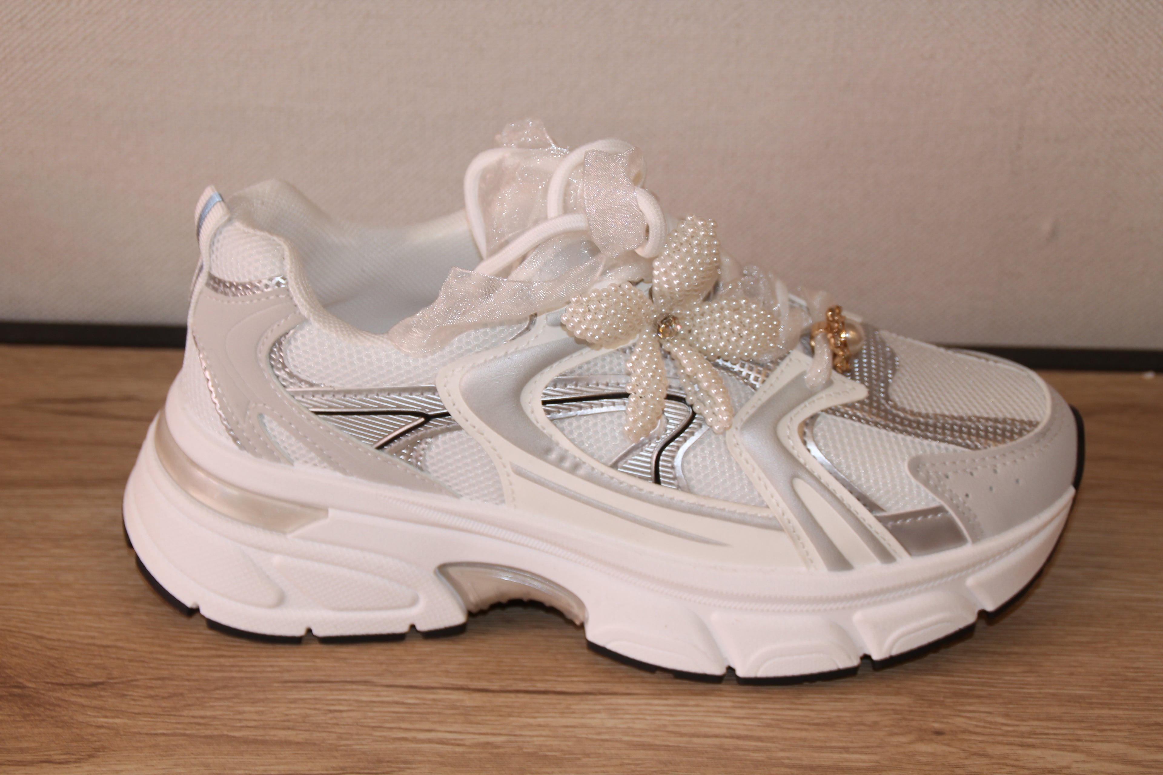 Basket chunky blanche ornée de perles